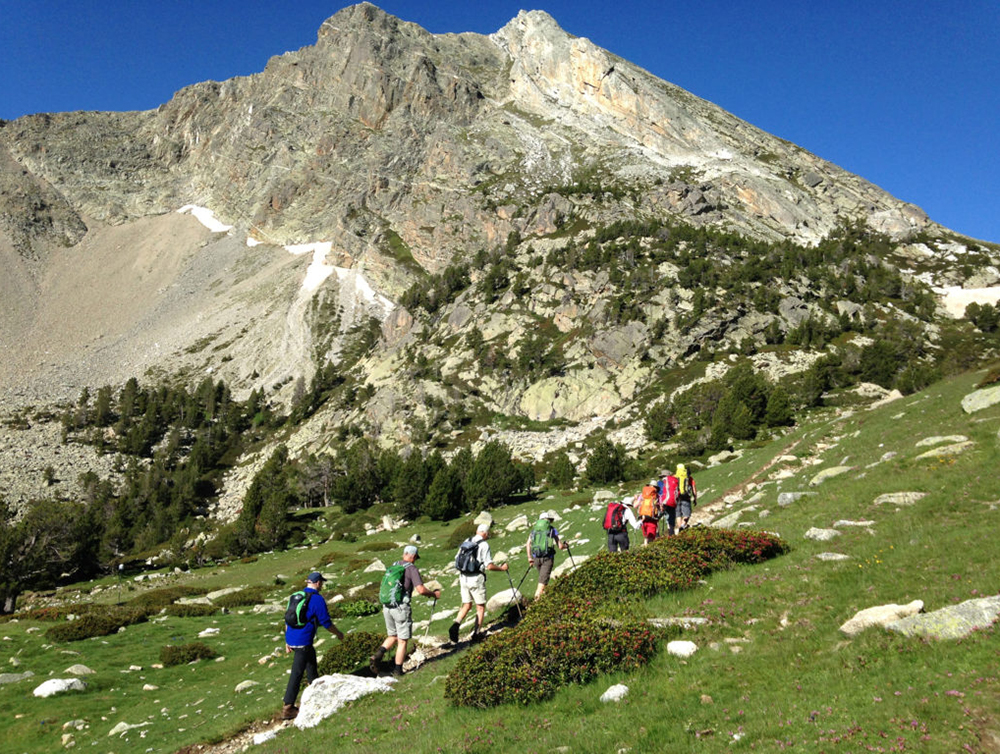 ¿Por qué es famoso el trekking en los Pirineos? 